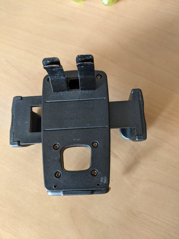 OFFER: Car phone holder (Storrington) ilovefreegle.org/message/100802…