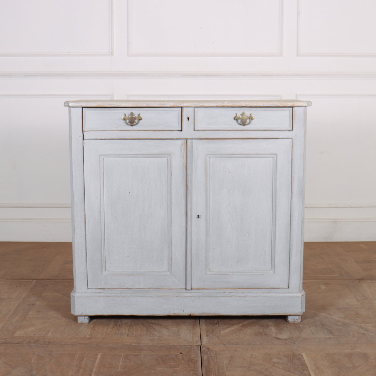 ArcadiaAntiques's tweet photo. Small 19th Century French 2 door painted buffet with a good scrubbed top. 1890.
Price: £1,450
https://t.co/k1PRd6eUUu

#FrenchBuffets #twodoorbuffets #paintedbuffets https://t.co/2CzMsYM3Y5