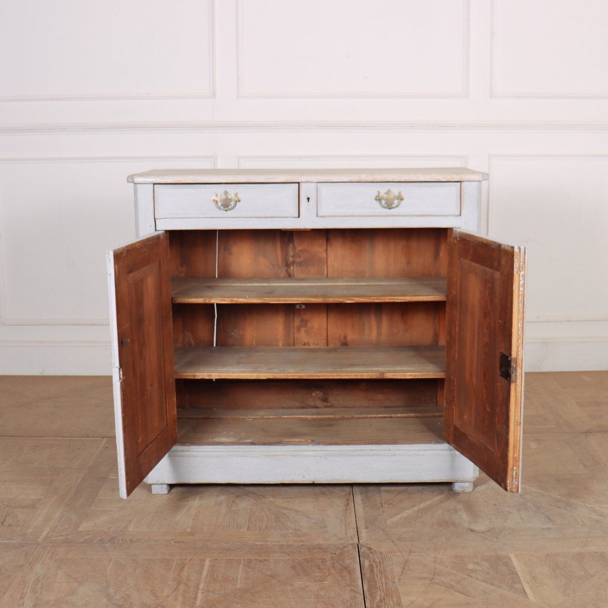 ArcadiaAntiques's tweet photo. Small 19th Century French 2 door painted buffet with a good scrubbed top. 1890.
Price: £1,450
https://t.co/k1PRd6eUUu

#FrenchBuffets #twodoorbuffets #paintedbuffets https://t.co/2CzMsYM3Y5