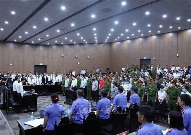 Haitrv's tweet photo. Một phiên tòa ngạo nghễ:Có hàng ngàn người bị hại với số tiền hàng ngàn tỷ đồng.Vậy mà không một bị hại nào có mặt. 
Chỉ toàn bị cáo, thợ cãi hàng trăm người. Chưa tính phe bị cáo chiếm hết từ trong ra ngoài...tiền nộp lại có trả cho bị hại?0%. https://t.co/79MGWWafun