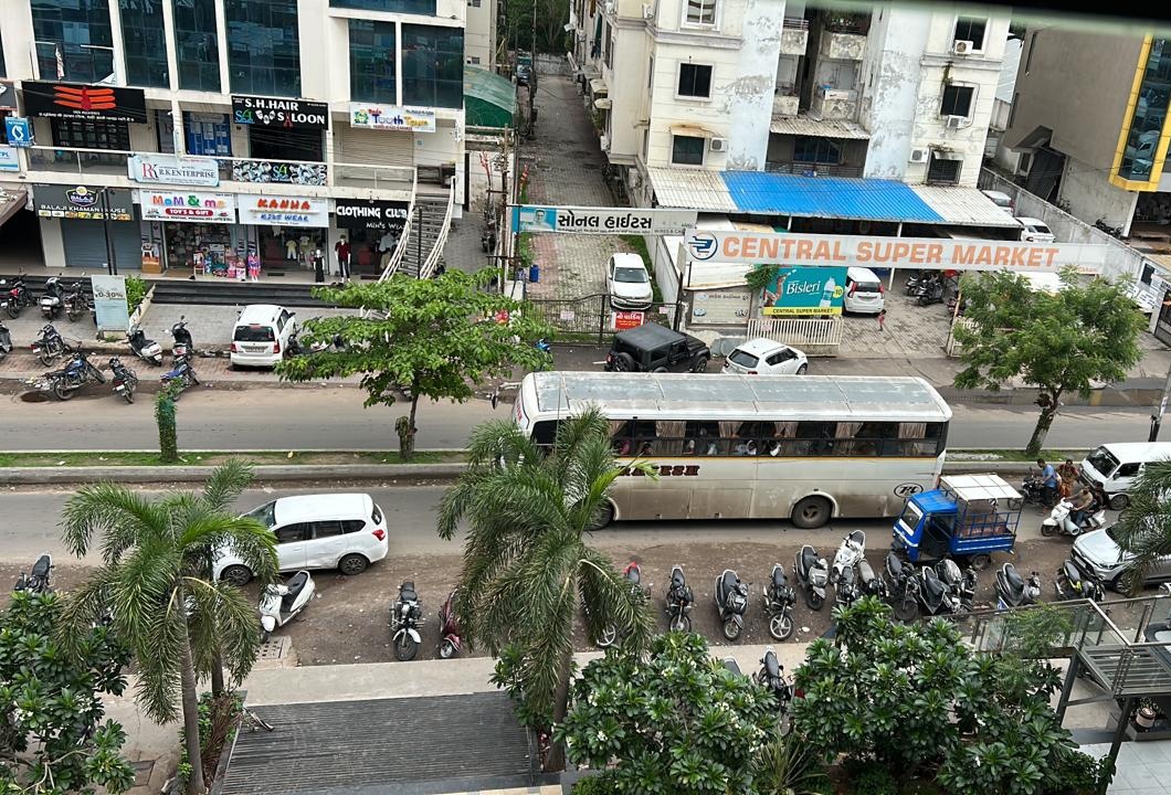 RGChauhan13's tweet photo. ટીપી 13 ના ફોર્ચ્યુન ગેટવે કોમ્પલેક્ષ આસપાસ રોડ ઉપર જ પાર્કિંગ કરી દેવામાં આવે છે. ખાણીપીણી ની દુકાનો વાળા રસ્તા ઉપર ટેબલ મૂકી દે છે. રોજે રોજ અહીંયા ખૂબ ટ્રાફિકનો ત્રાસ થાય છે.
@Vadcitypolice @VMCVadodara  @cp_traffic_vad @TrafficVadodara https://t.co/rtoGZ6gRWo