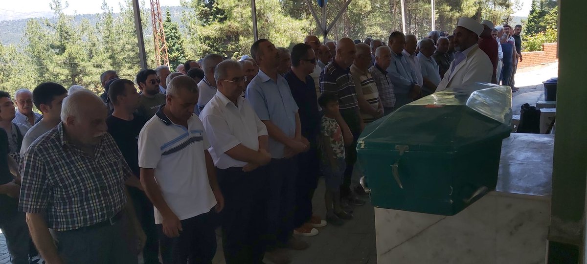 mhpcamliyayla's tweet photo. İlçe Başkan Yardımcımız Sn Vedat Yılmaz, ,ilçemiz halkından vefat eden Fatma Erişik'in cenaze merasimine katılım sağlayıp aileye başsağlığı dileklerini iletti.#Merhumeye Allah'tan
rahmet kederli ailesine ve yakınlarına sabırlıklar diliyoruz. https://t.co/ea6tnWJYmw
