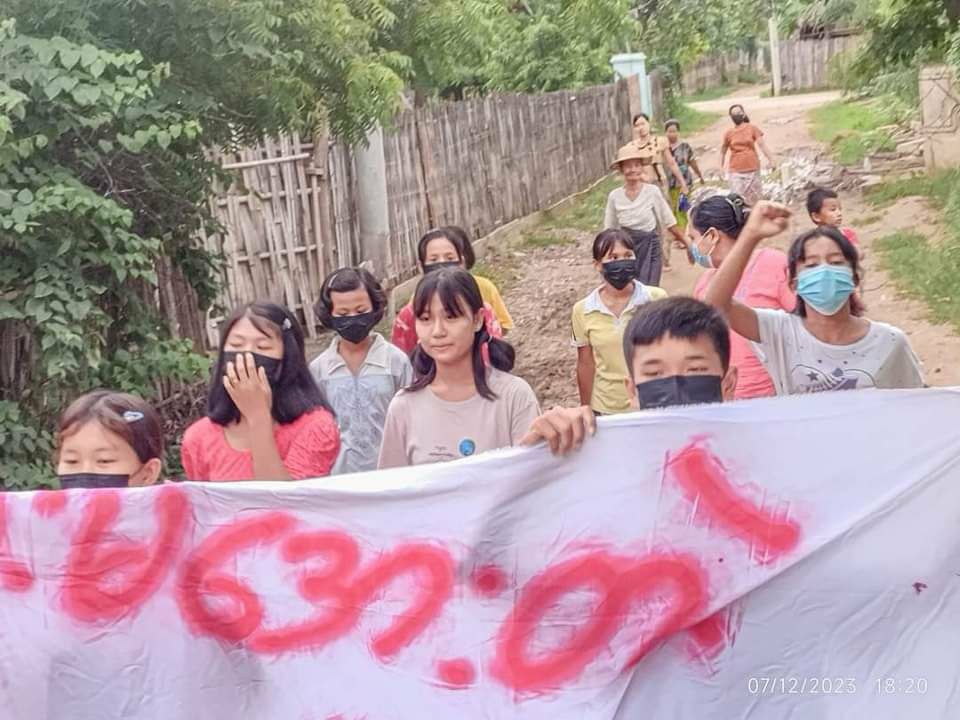 Honeyhoney78942's tweet photo. The protest against genocidal military dictatorship was held by the protesters of Shwe Nwe Thway Strike in Yinmarbin township today.  #WarCrimesOfJunta #2023Jul13Coup #WhatsHappeningInMyanmar https://t.co/ey4dQp5xME