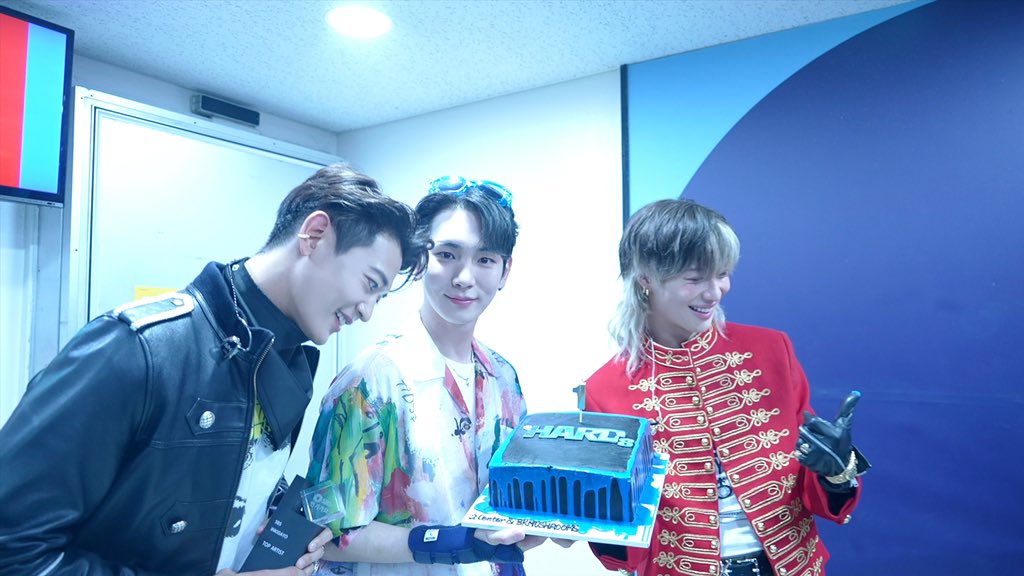 SHINee's tweet photo. 일등했드아아아💎💎💎💎💎. | SHINee 샤이니 'HARD' 음악방송 1위 Behind

https://t.co/N3TydJVhVM

#샤이니 #SHINee 
#HARD #SHINee_HARD
#키 #KEY #민호 #MINHO #태민 #TAEMIN https://t.co/rWQ10MPBzd