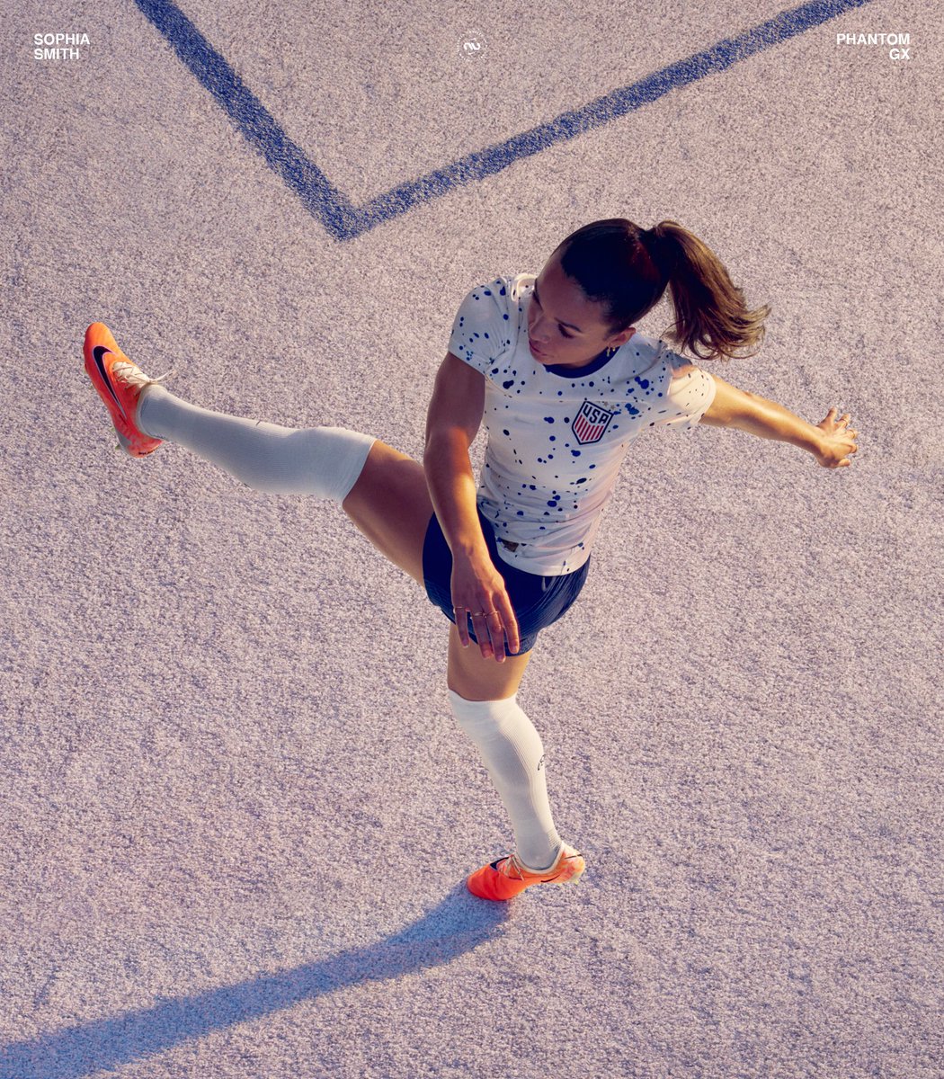 nikefootball's tweet photo. When Sophia Smith unites with her team in the Phantom GX, the game gets better forever. It’s a new dawn for precision with sticky Nike GripKnit for incredible ball control, and you’re invited with the Nike United Pack 🌄 
What’s your fave @sophsssmith skill?
#NikeFootball https://t.co/fBbGOwKBfT