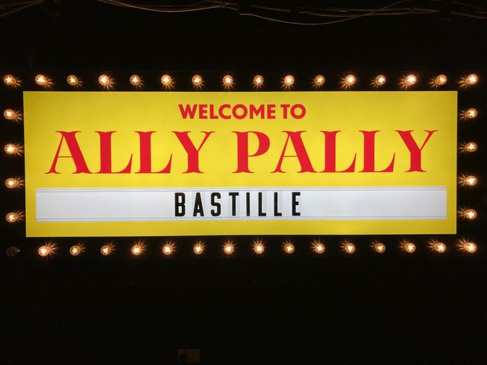 Yourallypally's tweet photo. 🗣 EH EH OH, EH OH, EH EH OH, EH OH 🗣

Set times for Bastille Day are here 🙌
5.25pm @injimusicx
6:20pm @ettamarcus
7:20pm @FreyaRidings 
8:35pm @bastille

Arrive from 5pm to drink in the best views of London (and get a drink in too) 😎 https://t.co/ZhIDLxWUZB