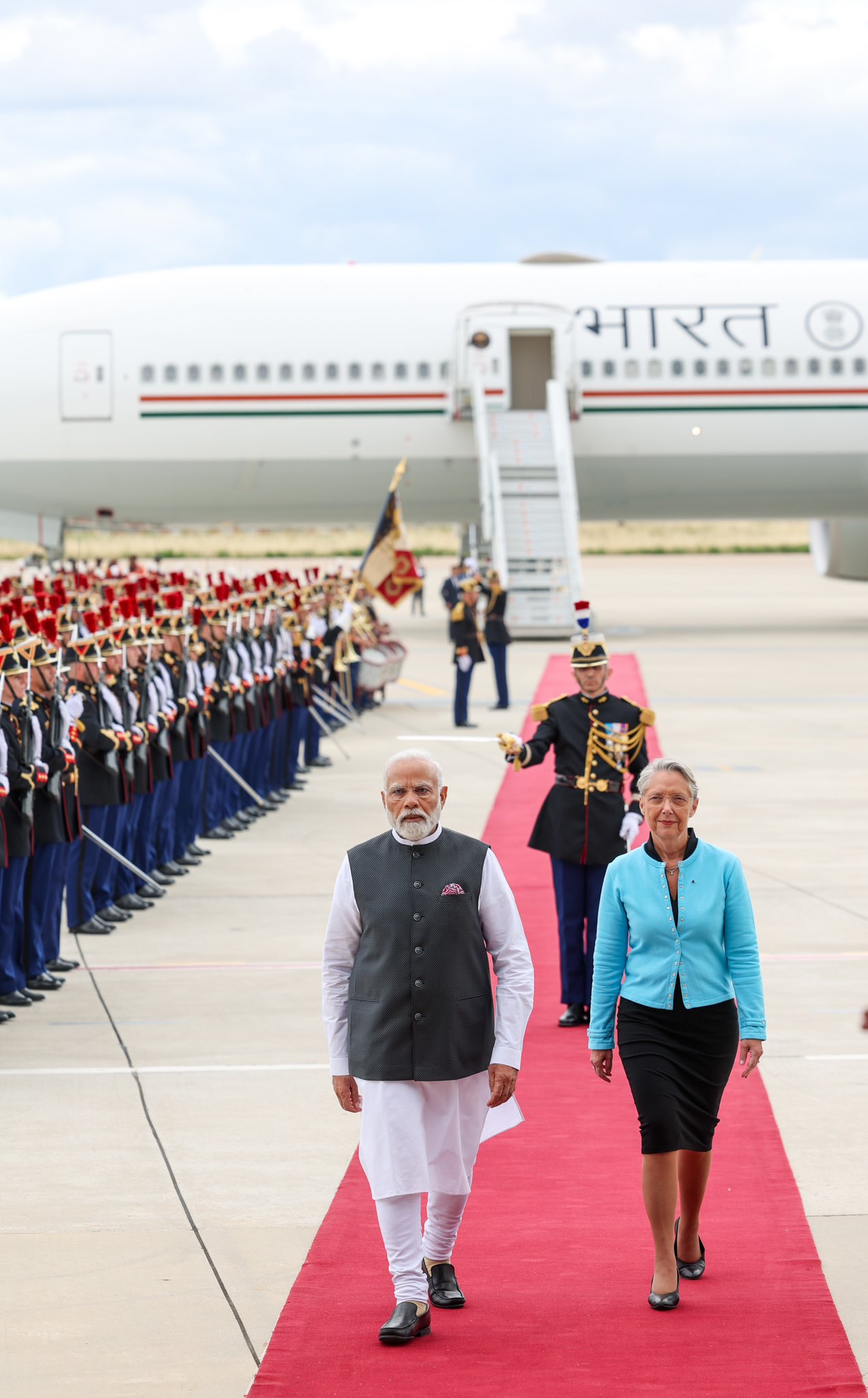 दो दिवसीय यात्रा पर फ्रांस पहुंचे PM मोदी-PM Modi reached France on a two-day visit