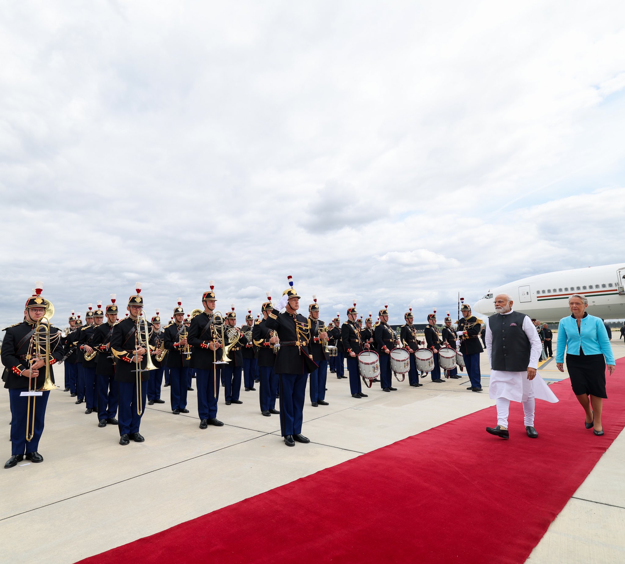 दो दिवसीय यात्रा पर फ्रांस पहुंचे PM मोदी-PM Modi reached France on a two-day visit