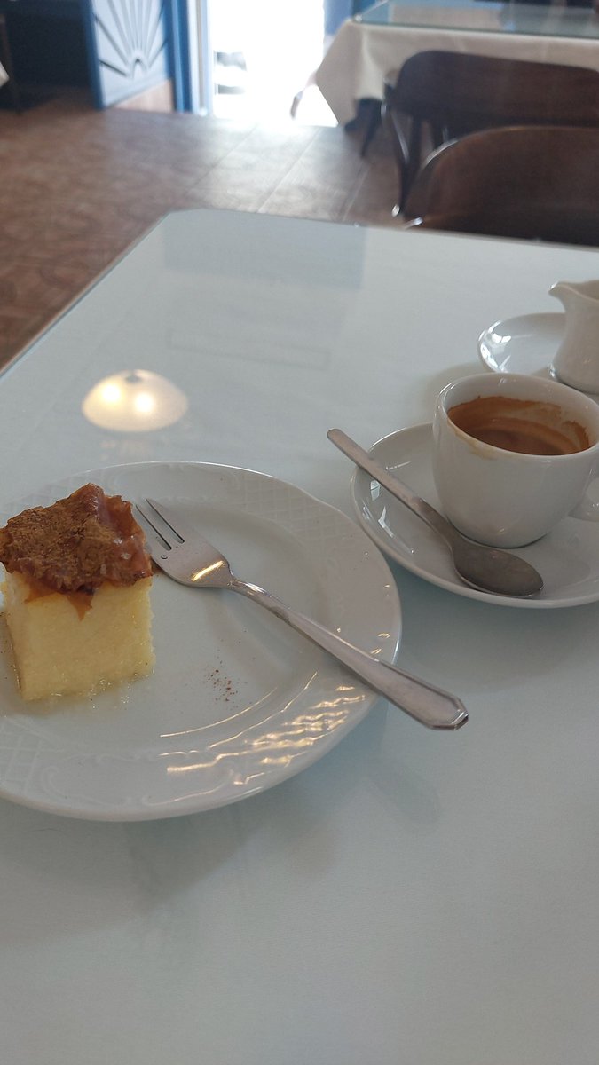 robinsontonyLIR's tweet photo. Lunch in Vienna. There's not a slice in sight. Just got a coffee, and the waiter slipped a small piece of semolina cake as a nice accompaniment to the coffee. He's very right. Lovely place.#properservice https://t.co/f6JIrdOU3J
