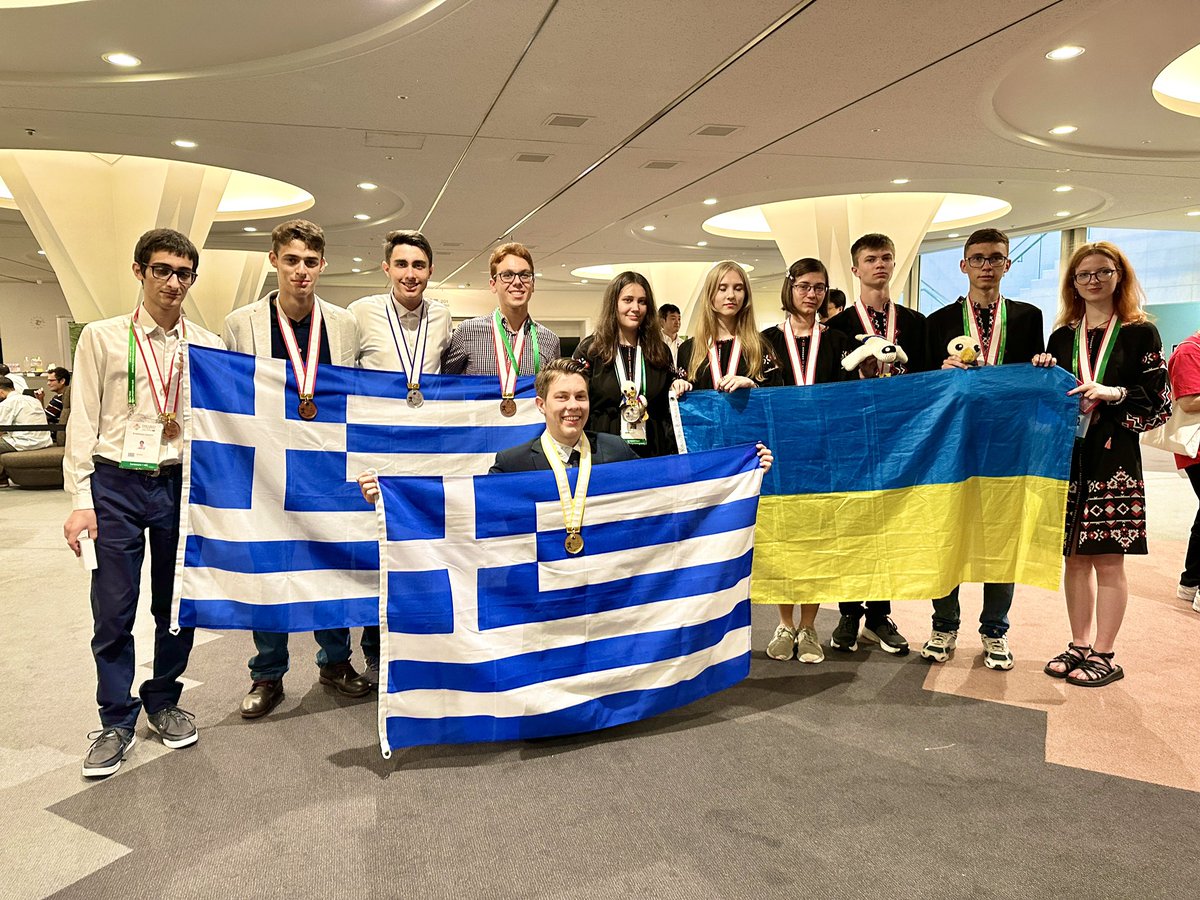 12日(月)行われた国際数学オリンピック(IMO 2023)の表彰式に参加したギリシャ🇬🇷・ウクライナ🇺🇦のメダリストたち。112か国が参加した今大会で、ギリシャは総合26位、ウクライナは総合31位を記録しました｜photo: GreeceJapan/Junko Nagata #ギリシャ #ウクライナ #国際数学オリンピック #IMO2023 #数学