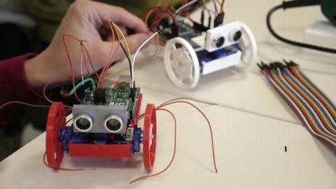 Programmiere deinen eigenen Roboter beim tech.festival!🤖Im Modul 'Arduino Basics: Hardware, Roboter' lernst du, wie du einen Roboter programmierst, der eigenständig durch den Raum fährt. #techfestival #Arduino Weitere Informationen findest Du unter matz-techfestival.de