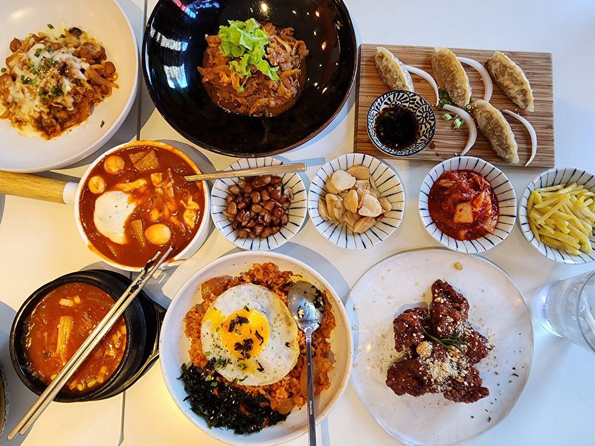 henmuntookdee's tweet photo. จริงๆร้านนี้เปิดมา6ปีแล้วย้ายมาจากอารีย์ พอมาตรงนี้แล้วลับมากแบบหายาก เราแปะรูปให้ดูละกัน อยากให้ร้านมีลูกค้าเยอะๆมันอร่อยจริงๆ🥺 เค้าตั้งใจทำอ่ะ ขนาดน้ำยังเอาเข้ามาจากเจจูเลย😂

📍อันยองบางกอก สีลมซ.20 ชั้น2
🚗จอดรถหน้าตึก
⏰️11.00-21.00
สั่งเดลิในgrab, linemanได้ถึงเที่ยงคืนนะ https://t.co/4a9zF5fWIK