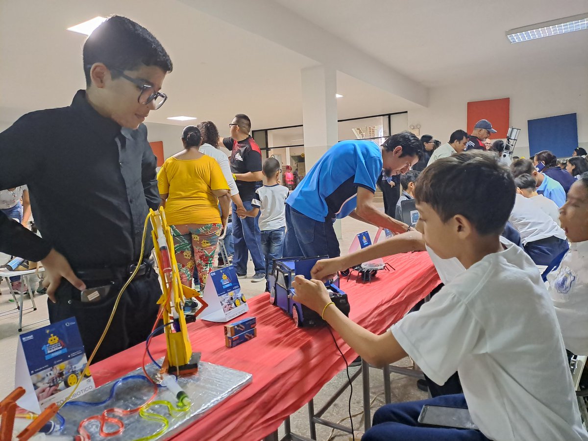 #EnDesarrollo Se realiza el 1er Encuentro Estudiantil de Robótica Aragua en la E.T.A Federico Villena. 
¡En Aragua La Educación No Se Detiene! 
#UnionRevolucionaria 
<a href="/NicolasMaduro/">Nicolás Maduro</a> 
<a href="/_LaAvanzadora/">Yelitze Santaella</a> 
@MPPEDUCACION 
@PiedadQuintana1 
<a href="/Soykarinacarpio/">Karina Carpio</a> 
<a href="/Fundabit_/">FundabitOficial</a>