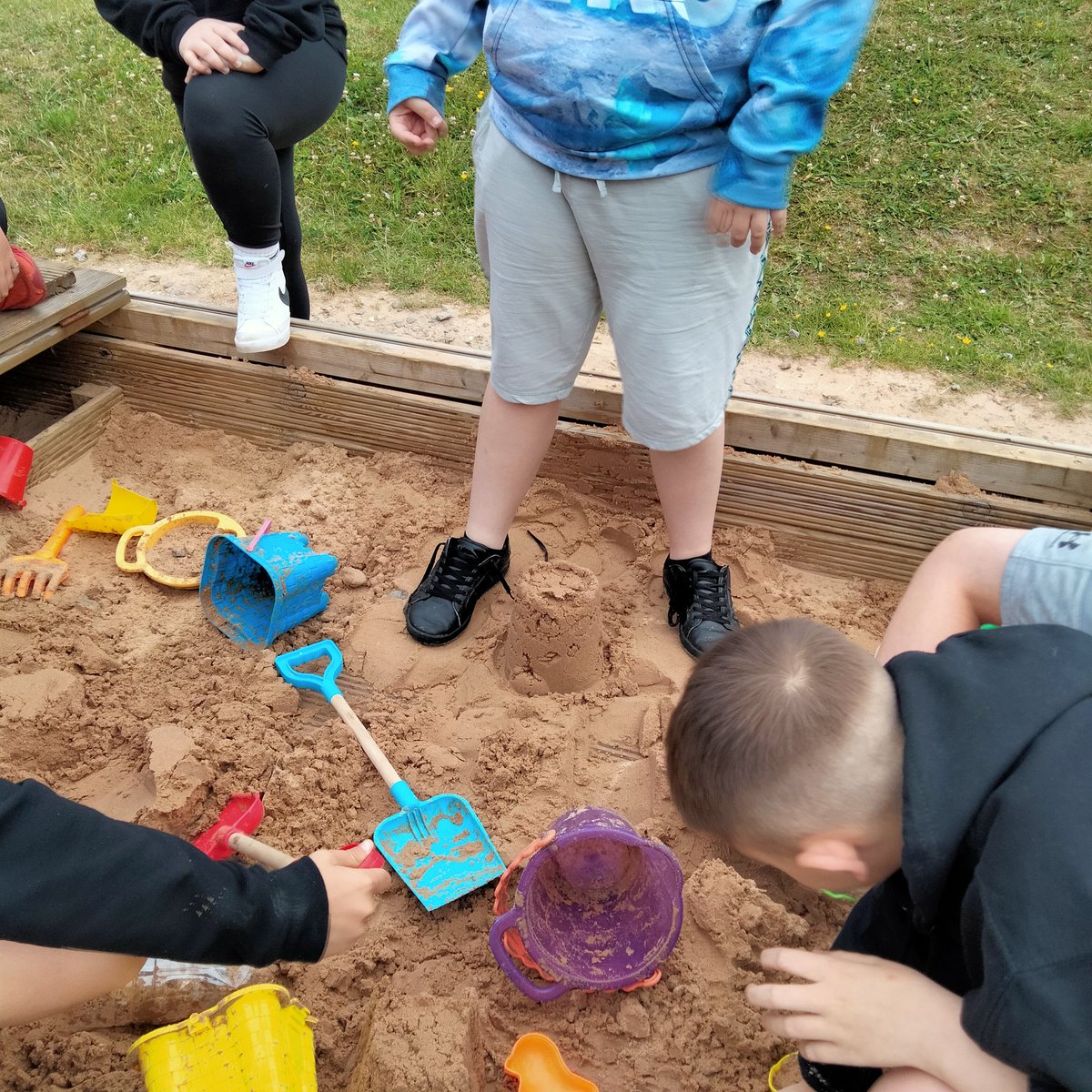 ovpsdosbarth14's tweet photo. Last week we had fun doing asks on our OV promise: a random act of kindness, making sandcastles and managing a budget #OVpromise @OgmoreP https://t.co/8DV8MhrMDP