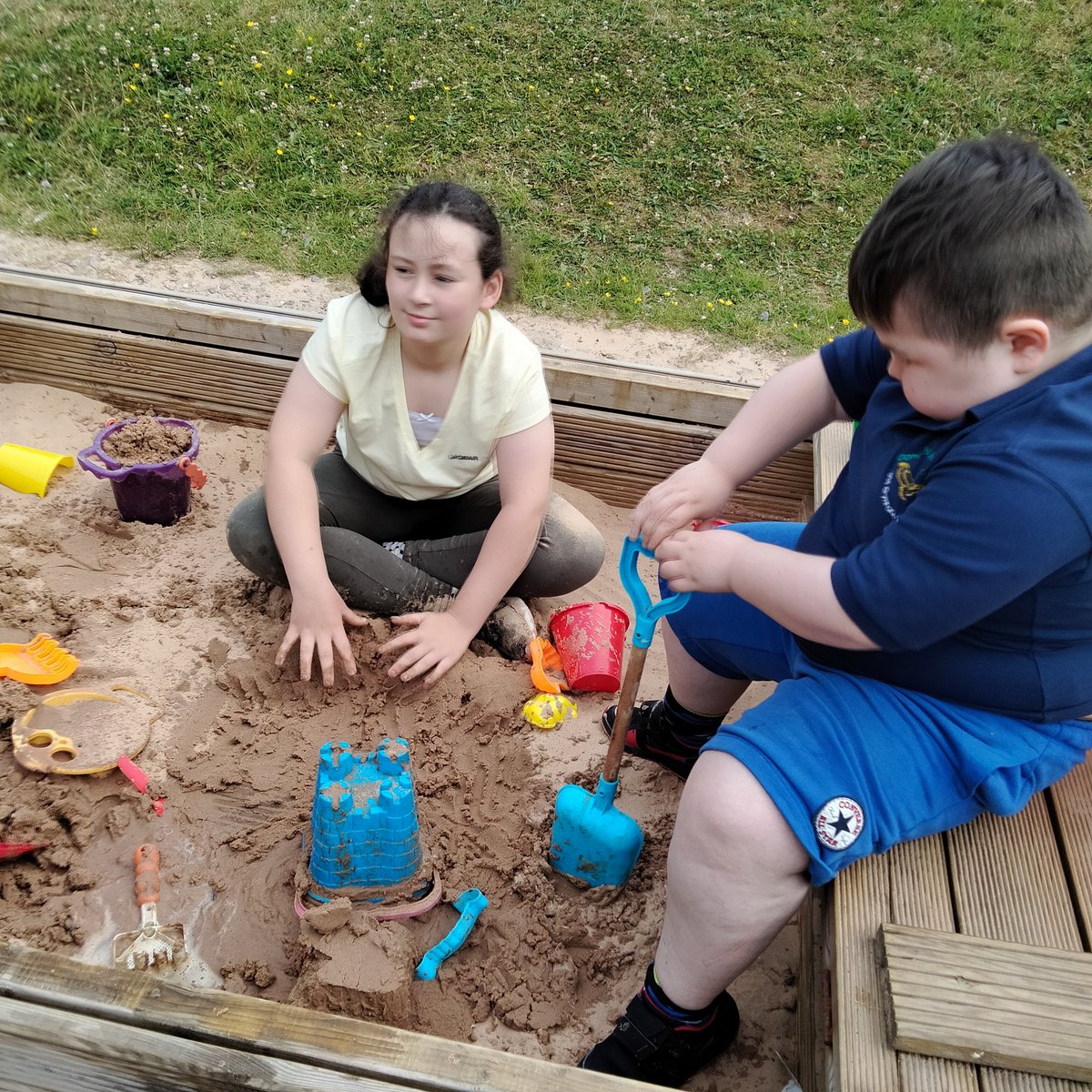 ovpsdosbarth14's tweet photo. Last week we had fun doing asks on our OV promise: a random act of kindness, making sandcastles and managing a budget #OVpromise @OgmoreP https://t.co/8DV8MhrMDP