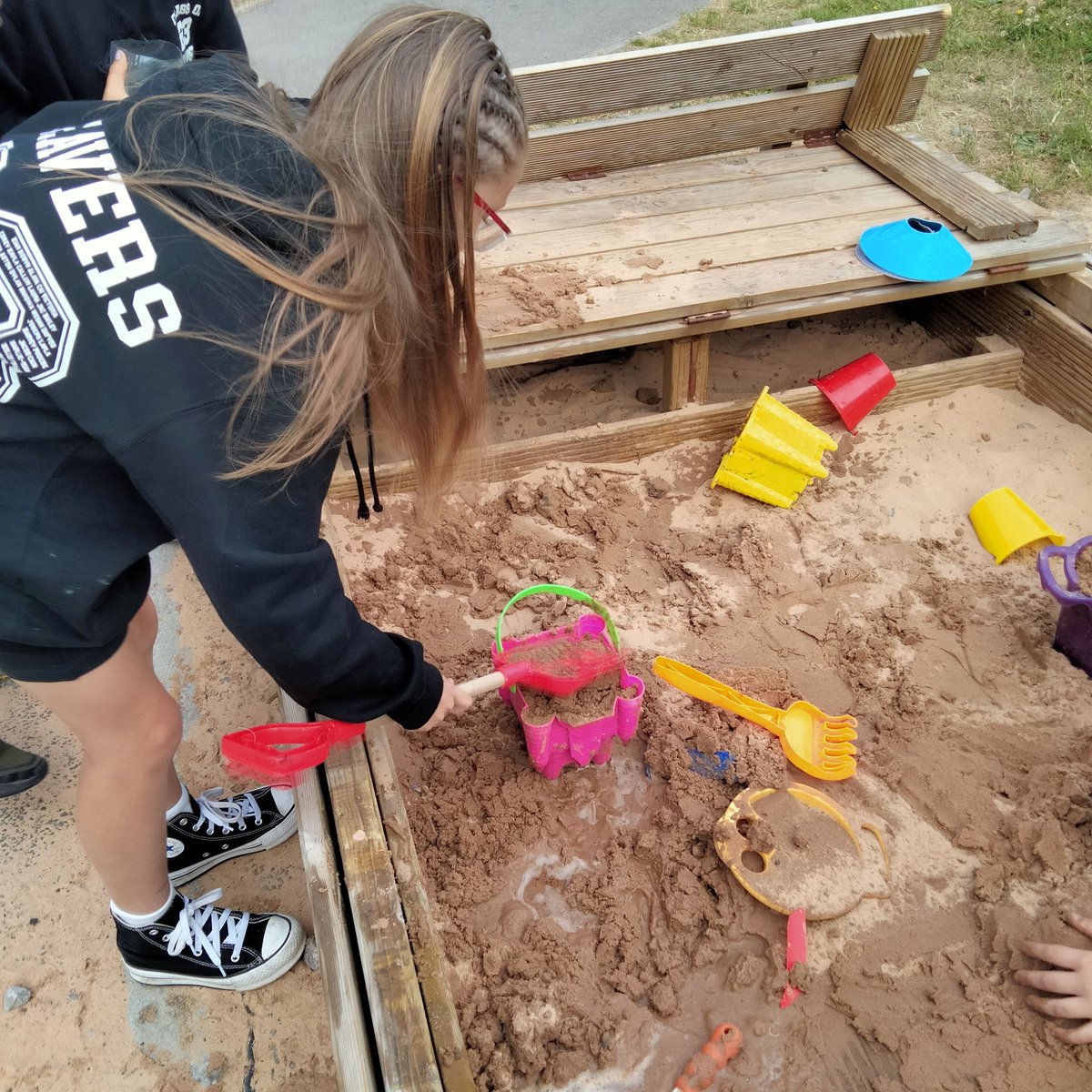 ovpsdosbarth14's tweet photo. Last week we had fun doing asks on our OV promise: a random act of kindness, making sandcastles and managing a budget #OVpromise @OgmoreP https://t.co/8DV8MhrMDP