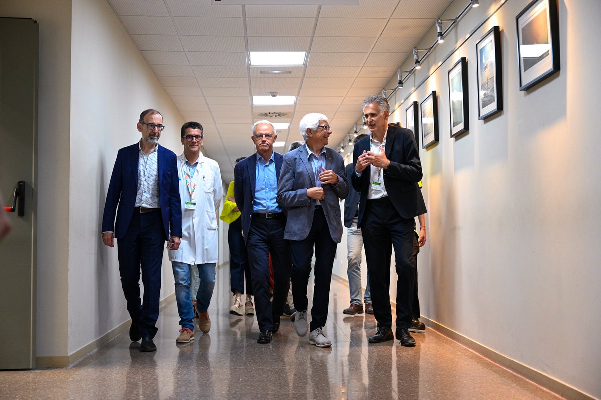 salutcat's tweet photo. 🔵 El conseller @manelbalcells ha visitat @hgermanstrias, hospital que enguany fa 40 anys, per reunir-se amb la direcció i els professionals del centre. 

També ha visitat el Servei Radiodiagnòstic i el Servei de Medicina Nuclear, que acaba d'estrenar el primer PET/TC digital. https://t.co/c5KHmHsI1e