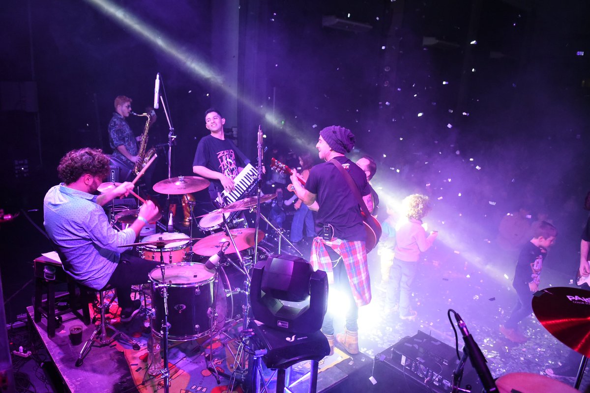 Cascardo5's tweet photo. Este es mi lugar en el mundo. (Soy el del keytar). Haciendo música con amigos. #nadiedicenada https://t.co/3bQUamLgYh