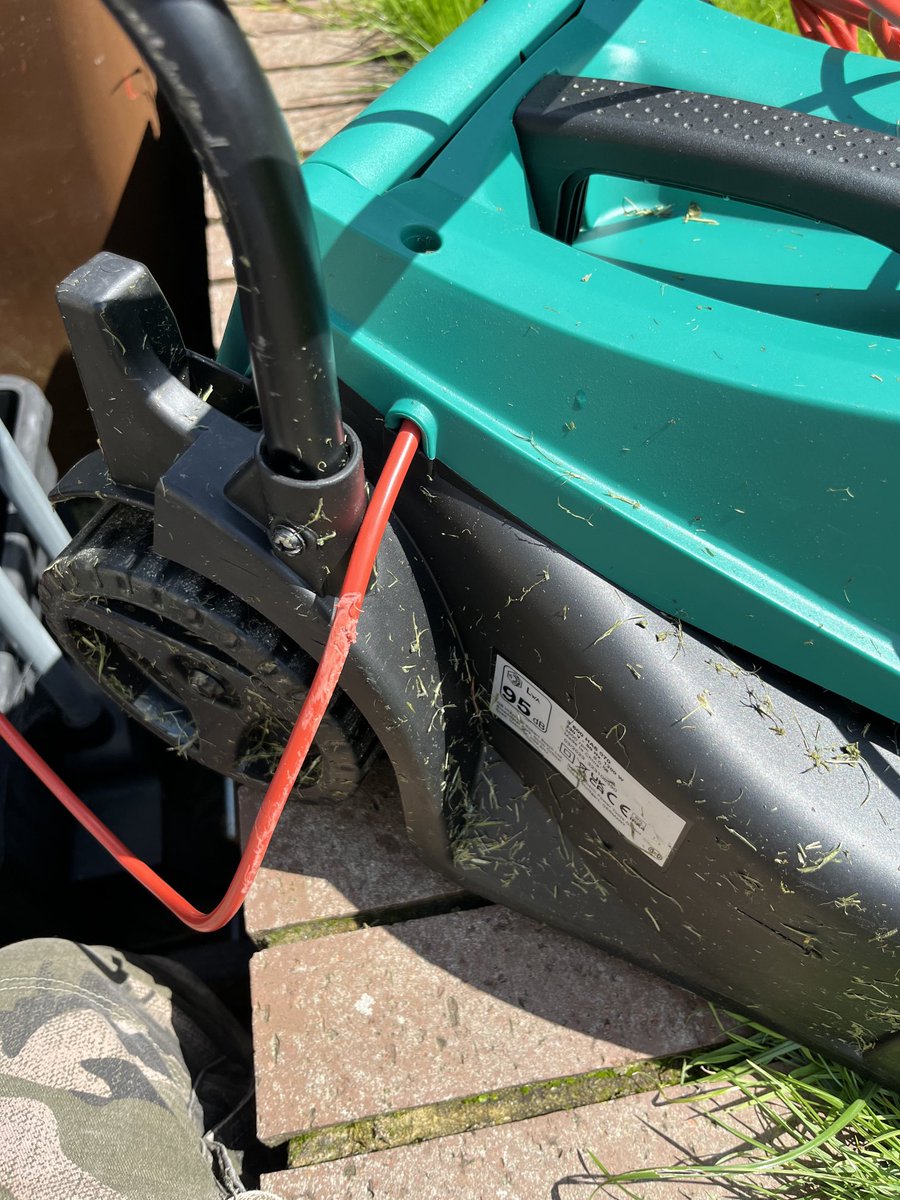 tonytips80's tweet photo. ⁦@BoschUK⁩ got this mower from ⁦@BandQ⁩ less than 2 months ago
They claim this is wear and tear - surely this is a design fault? I only managed to use the mower 4 times in this period 
#Health&amp;Safety
#Electrocution https://t.co/7NVwmAJyz6