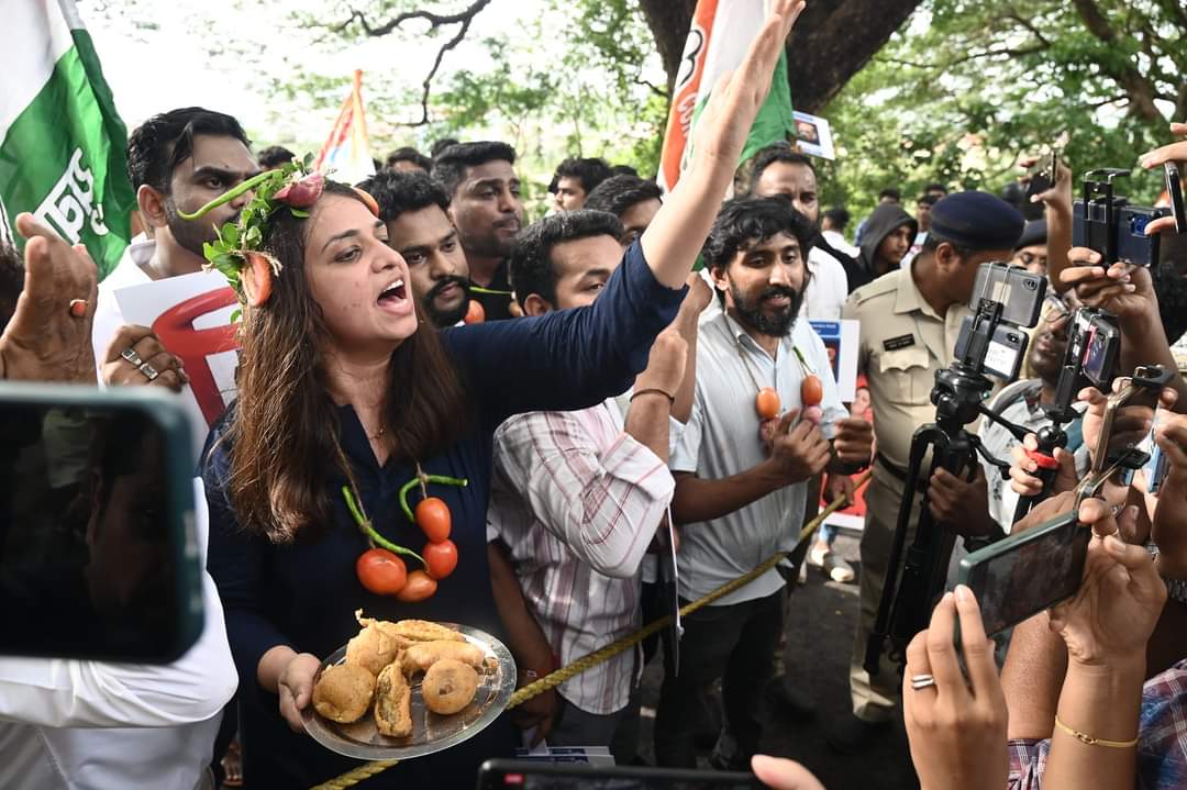 IYCGoa's tweet photo. We will continue speaking truth to power.
We will follow in the footsteps of Shri. @RahulGandhi ji.
We will raise People's issues relentlessly!
#ModiFlation #ModiHaiToMumkinHai #DoubleNahinTroubleEngine #BJPFailsGoa #BJPFailsIndia #inflation #unemployment #ModiDisasterForIndia https://t.co/H4yDMqMcep