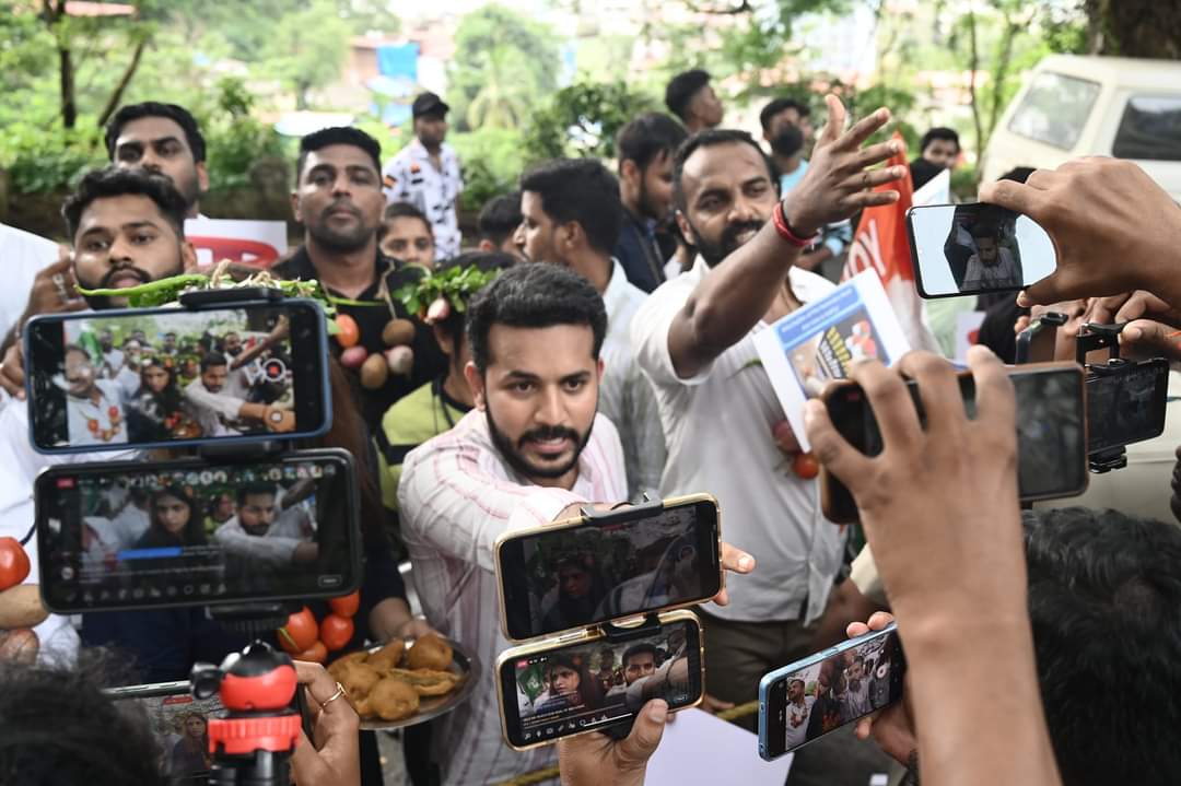 IYCGoa's tweet photo. We will continue speaking truth to power.
We will follow in the footsteps of Shri. @RahulGandhi ji.
We will raise People's issues relentlessly!
#ModiFlation #ModiHaiToMumkinHai #DoubleNahinTroubleEngine #BJPFailsGoa #BJPFailsIndia #inflation #unemployment #ModiDisasterForIndia https://t.co/H4yDMqMcep