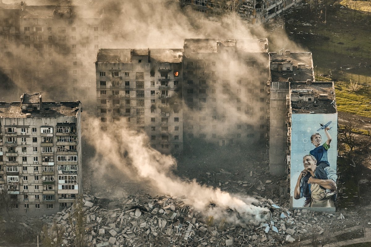 TessRaimbeau's tweet photo. Mardi, la photo d'Alina et Andriy, soldat ukrainien engagé volontaire lourdement blessé , est devenue virale. 
L'occasion de publier dans @libe un portfolio du duo Libkos, passé de photographes de mariages à photographes de guerre 
https://t.co/tXnYzH05DA https://t.co/7Gd5s0KtDw
