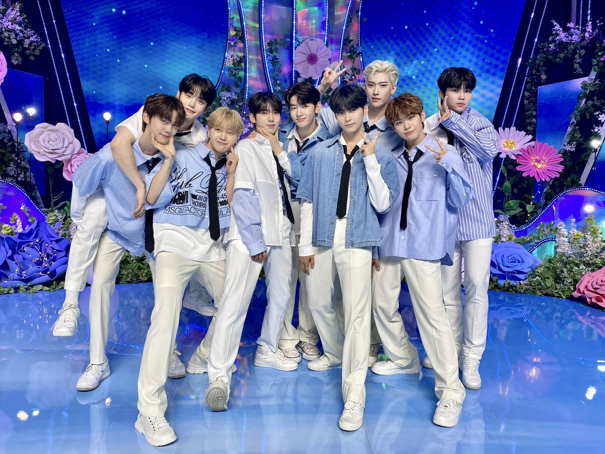 _𝗭𝗘𝗥𝗢𝗙𝗢𝗖𝗨𝗦

제로베이스원이 엠카운트다운에서 본격적인 활동의 첫 시작을 알렸습니다! 열심히 준비한 무대가 제로즈에게 행복한 선물이 되었으면 좋겠어요🌹 이제부터 시작이니까요! 앞으로 행복할 일만 남았으니 함께해 주세요💙 그리고 비 맞지 말고 우산 꼭 챙겨요! 아프지마 제로즈🌹