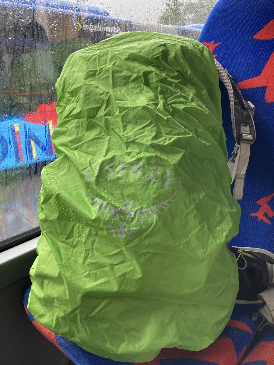 Wenn der Rucksack-Regenschutz schon vor dem Losmarschieren im Einsatz ist…
#Wetter #Engadin #WandernmitHusband