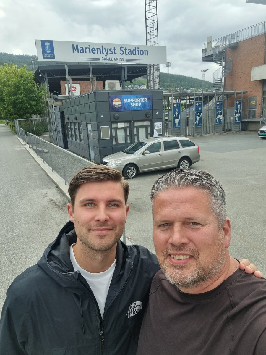 Hitti Fylkismanninn <a href="/Arileifs/">Ari Leifsson</a> í Noregi og hann sýndi mér sinn heimvöll og aðstæður hjá <a href="/godset/">Strømsgodset Fotball</a>. Það fer vel um hann í Drammen en hann er ávallt velkominn heim í Fylki þegar að því kemur 🟠⚫️