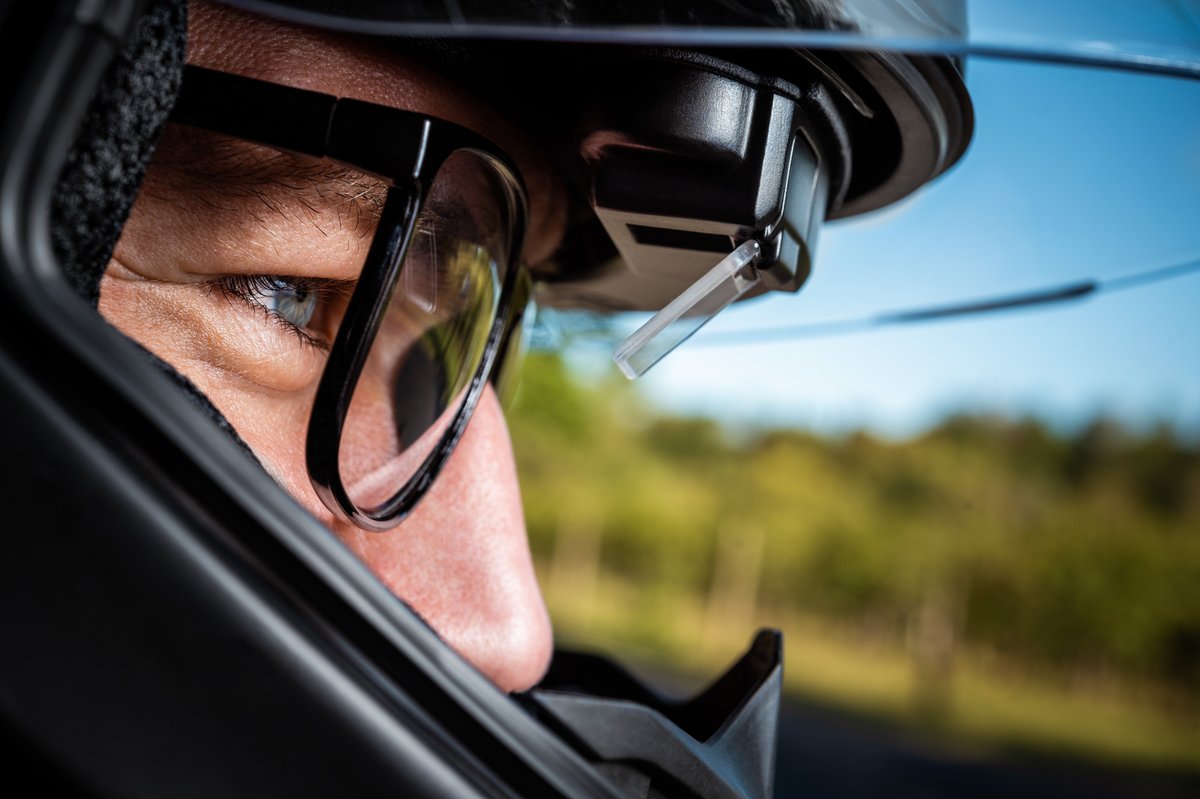 SygicOfficial's tweet photo. Hey, riders! Discover an exciting new device for your helmet with Sygic's head-up display navigation inside! Sygic and @digadesGmbH 🇩🇪 created a groundbreaking  HUD specifically crafted for motorcycle enthusiasts. You can stay focused on the road while never losing your way! https://t.co/P5HSxbZVK4
