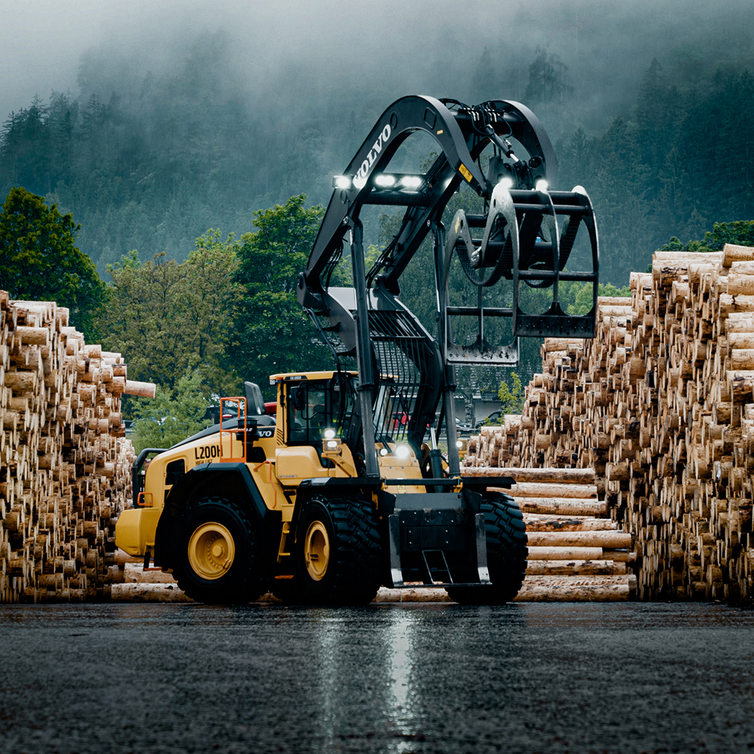 VolvoCE_EMEA's tweet image. We are raising the bar on logging productivity. Our new L200H High-Lift wheel loader is performing above and beyond at its first customer site: an Austrian sawmill belonging to Hasslacher Group. Learn more: bit.ly/3OaGFKP

#VolvoCE #loghandling