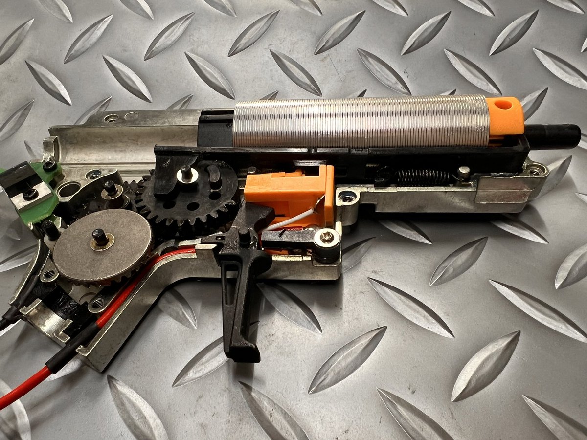 CZWORKS1's tweet photo. TR47の続き!
シリンダーはlaylaxハードシリンダー、ピストンヘッドもlaylaxピストンヘッドPOMを使用。スプリングはC.Zカスタムスプリングにてセッティング。
チャンバー周りはチョットした味付けをして完了ッス。
#KRYTAC
#TR47 https://t.co/QBdA4MFA6C