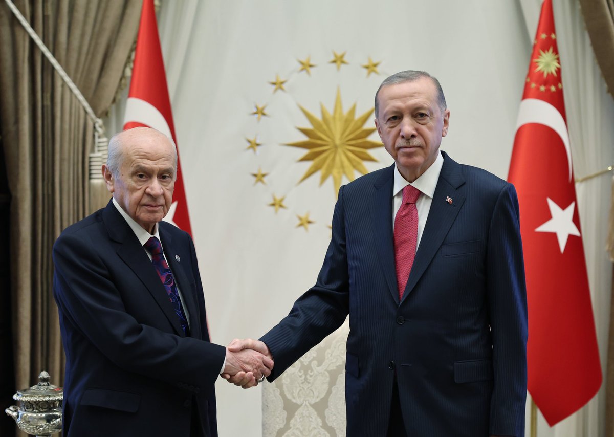 tcbestepe's tweet photo. Cumhurbaşkanımız @RTErdogan, Milliyetçi Hareket Partisi (MHP) Genel Başkanı Devlet Bahçeli’yi Cumhurbaşkanlığı Külliyesinde kabul etti. https://t.co/SJsKknspXQ