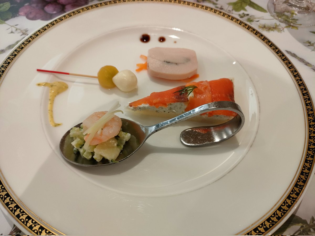 teaandbook0827's tweet photo. 久々アフタヌーンティー
ロンネフェルトの紅茶が飲み放題嬉しい💕 https://t.co/Ddkho52K6f