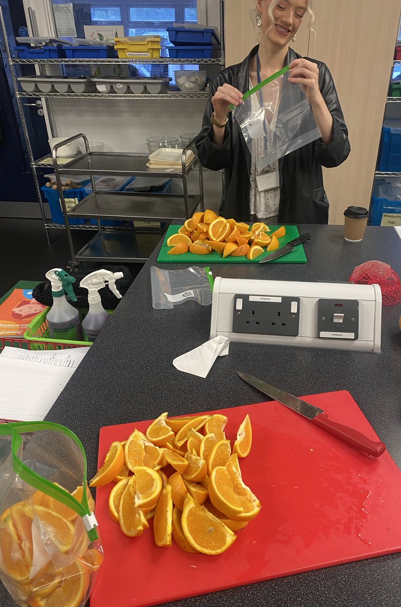 MrJackLiamSmith's tweet photo. Half Time oranges are reeeaaaadddyyyy!! Thanks to Miss Birch 🙌🙌🙌 https://t.co/luDSN2sbJB