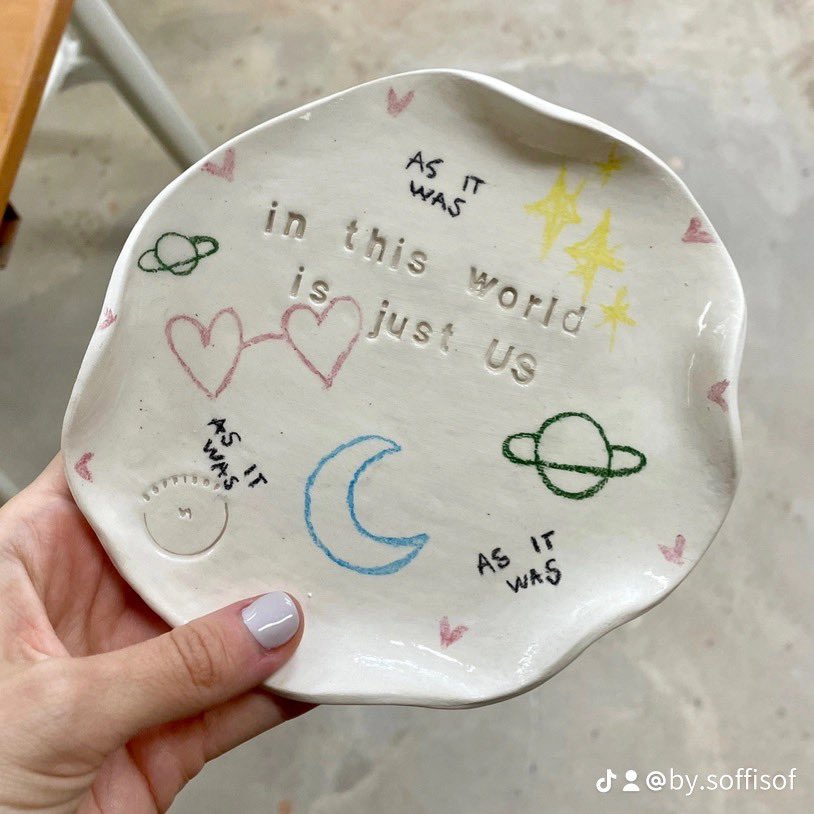 damnroutine1's tweet photo. Aprovechando el concierto de mañana, he recopilado mi colección de cerámica (handmade) inspirada en Harry Styles🤩🪩🦋💖🍣🪐 #HarryStyles #HSLOT #HarryStylesmadrid https://t.co/UldbtD7mCK