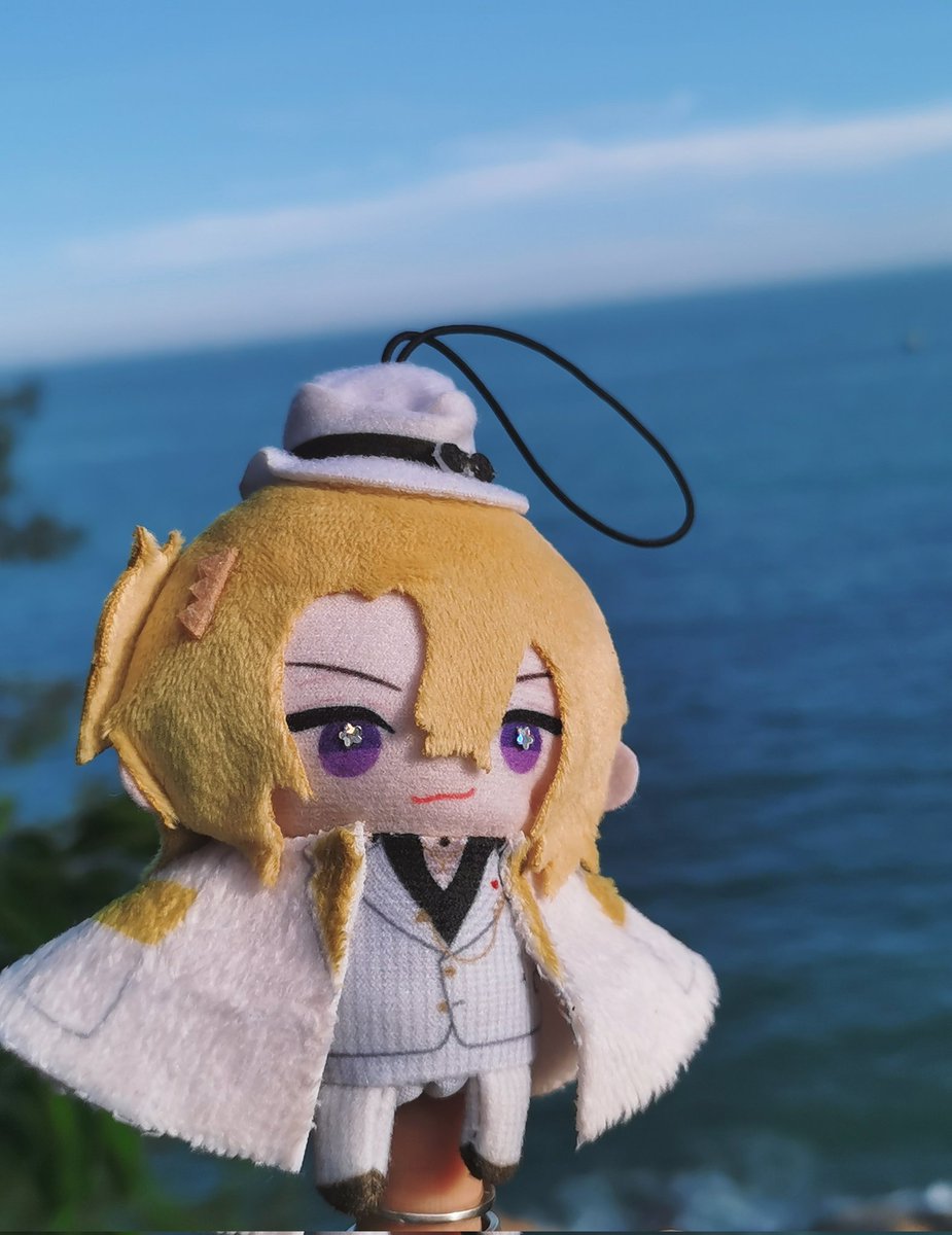 《眼神坚毅地看海》