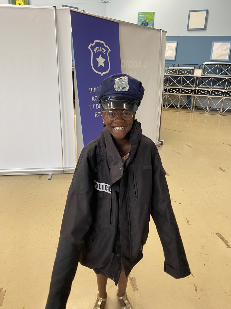 C’est avec grand plaisir que j’ai animé l’escape game #SecuriteRoutiere <a href="/GADDICTIONfr/">G-ADDICTION Jeunesse citoyenne</a> à la Maison de Quartier Châtillons, à #Reims. 💙

Conçu pour les jeunes, imaginé avec eux et des professionnels de la route, #pompiers, #policiers et #gendarmes, il est soutenu par le <a href="/Prefet51/">Préfet de la Marne 🇫🇷</a>