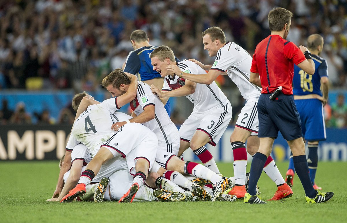 DFB_Team's tweet photo. UND ER MACHT(E) IHN! 🏆🔥
#onthisday in 2014 wurde Deutschland zum 4. Mal Weltmeister! ⭐⭐⭐⭐

#Throwback #DFBTeam #Weltmeister | 📸 Imago https://t.co/DIgA6s4Nzv