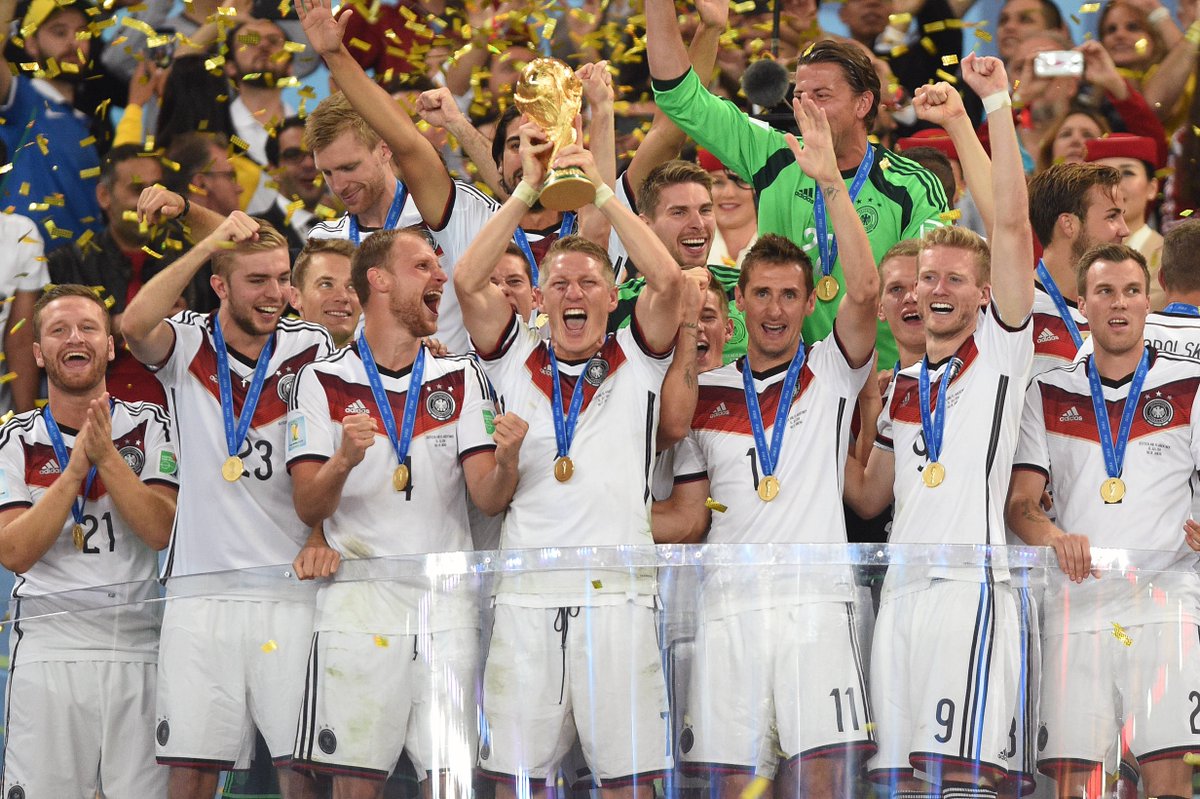DFB_Team's tweet photo. UND ER MACHT(E) IHN! 🏆🔥
#onthisday in 2014 wurde Deutschland zum 4. Mal Weltmeister! ⭐⭐⭐⭐

#Throwback #DFBTeam #Weltmeister | 📸 Imago https://t.co/DIgA6s4Nzv
