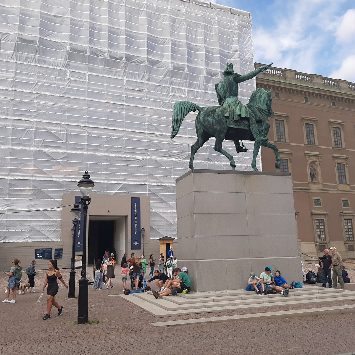 liambstanley's tweet photo. No Royal Palace is complete without scaffolding! https://t.co/Vfyxr8NW95