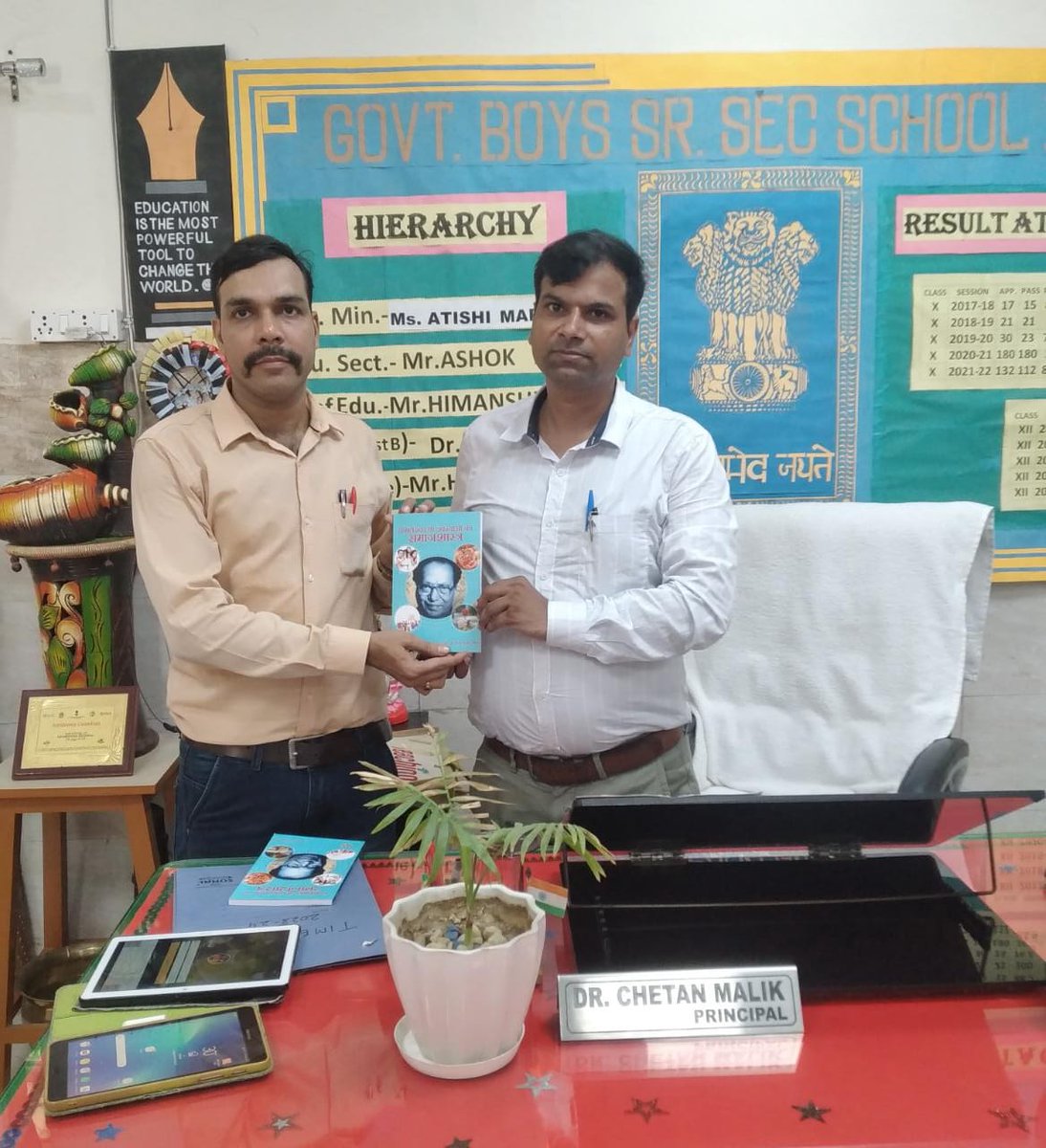 BindapurGbsss's tweet photo. Dr. A.K Mishra of @BindapurGbsss published a new book named कमलेश्वर के उपन्यासों का समाजशास्त्र. It is an honour for the school if our teachers are engaged in their academic growth. Best wishes for his next assignment. In pic @dfinechetan Sh. Arun Kr. &amp; @Alokkum31547194 https://t.co/7c7Q78BWcC