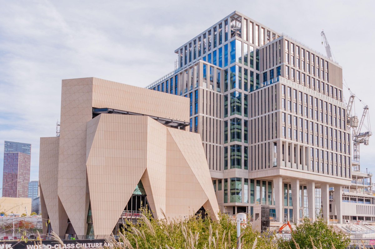 The V&amp;A East expands the museum’s presence into East London and forms part of ‘East Bank’.

👷‍♂️The design was realised and manufactured by Techrete UK &amp; Ireland.

👉See more pictures and read the full case study here: lnkd.in/eg8nCa9y