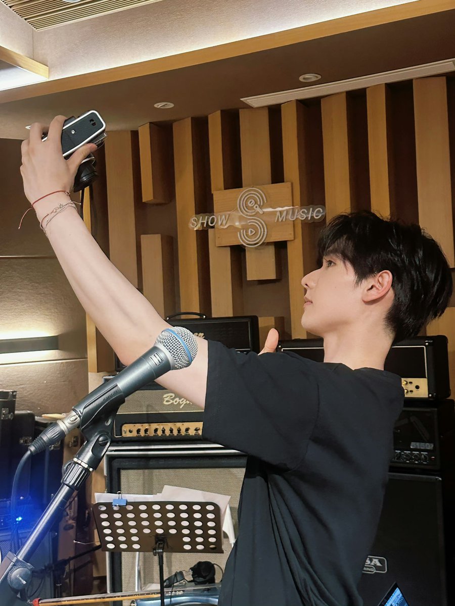 InsightArtistTH's tweet photo. ภาพเบื้องหลังบรรยากาศการอัดเพลง พร้อมฝึกซ้อมเพื่อสิ่งที่ดีที่สุดให้กับทุกคน😊✨

@naninenai99 
#NINE #นายท่านกรชิต #高卿尘 #GaoQingchen https://t.co/Fe8PqBtpxo