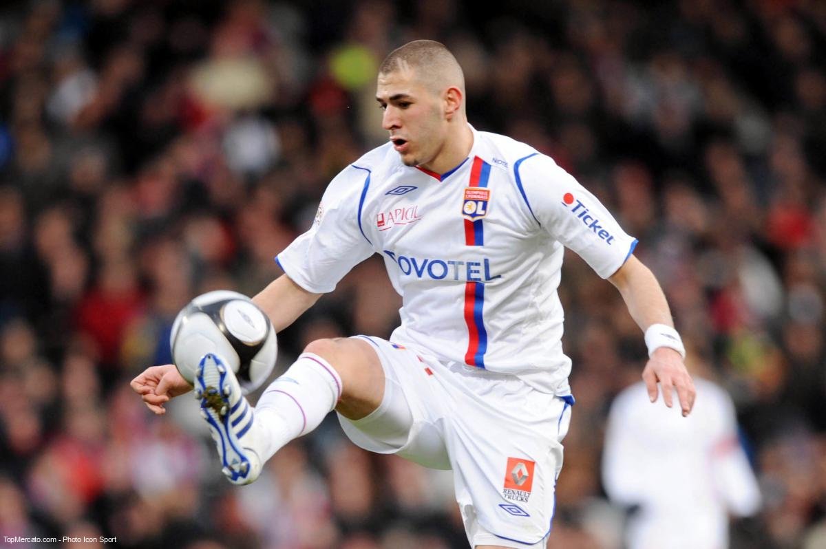 Dark_Dev0's tweet photo. Si vous avez un joueur à citer, le meilleur, le plus légendaire par rapport à un club lequel ce serait 🤔

Pour commencer on va faire les clubs de ligue 1 🇫🇷

Quel joueur est le plus emblématique / légendaire du club de l'Olympique Lyonnais 🔴🔵

#TeamOL #Lyon https://t.co/rxY5sGfxTS