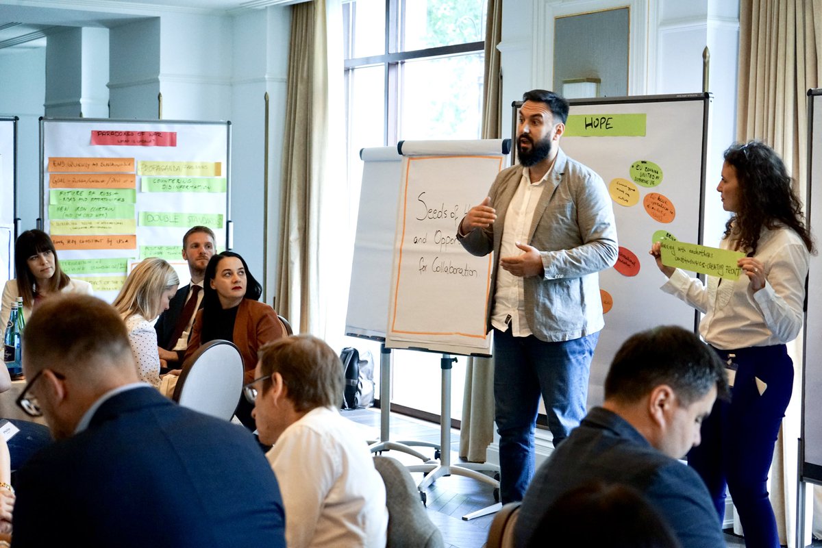 EnisImamovic's tweet photo. Čuvamo svoju evropsku perspektivu kroz stalni dijelog sa evropskim kolegama širom kontinenta. 
Na dvodnevnoj konferenciji u Poljskoj, kroz platformu @OEDialogue okupili smo se sa kolegama iz parlamenata 16 evropskih zemalja, gdje smo razgovarali na temu agresije Rusije na Ukrajinu i šta poslije. 
Imajući u vidu da se konferencija održala blizu obilježavanja godišnjice genocida u Srebrenici, upozorili smo na negativna iskustva sa sporim, neodlučnim i neefikasnim medjunarodnim sudskim procesima prilikom rasvetljavanja i sudjenja za genocid i druge ratne zločine u toku agresije na Bosnu i Hercegovinu, kao i zločine počinjene u Sandžaku. 
Prenijeli smo i to koliko je spora i neefikasna pravda ostavila prostor za ponovni uspon ratnohuškačke genocidne politike, ostavila katastrofalne posljedice po odnose izmedju država i naroda i koliko je novih, mladih generacija osudjeno da preuzne teret prevazileženja tih otvorenih pitanja. 
Evropa i civilizovani svijet moraju izvući pouke i aktivnije djelovati i ne dozvoliti da se bilo gdje i bilo kome dogodi što se dogodilo u Bosni i Hercegovini i što se upravo dešava u Ukrajini.