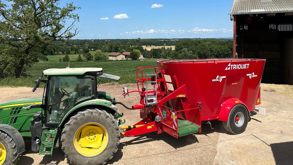 TriolietFR's tweet photo. Mise en service d'une mélangeuse Solomix 2 2400 VLL-B. Nous remercions notre concessionnaire Dombes Savoie Agri 🇫🇷 pour sa collaboration et souhaitons au client beaucoup de plaisir et de rentabilité avec sa nouvelle machine
#melangeuse #trioliet #techniquedaffouragementquimarche https://t.co/YRRLLMdWwF