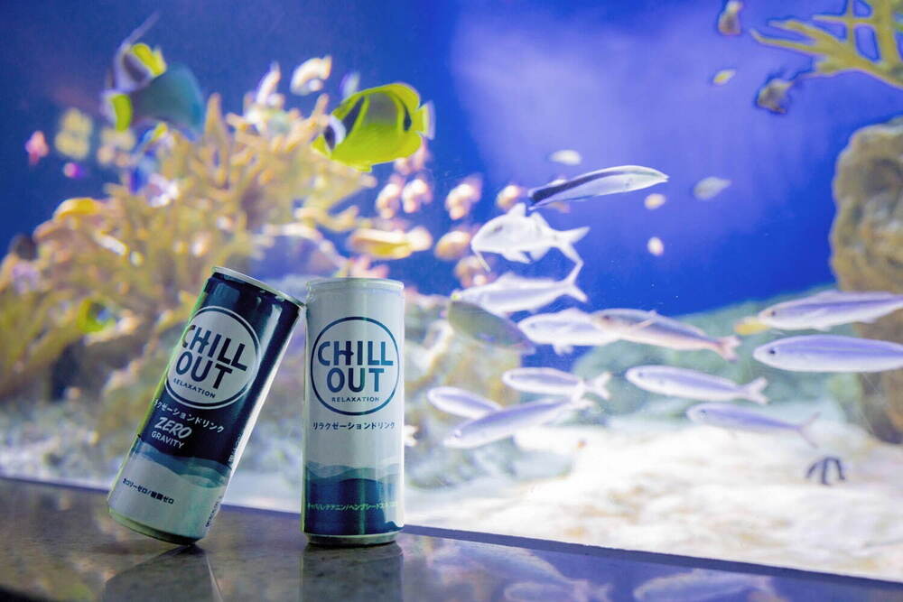 fashionpressnet's tweet photo. 夜の新江ノ島水族館で「チルアクアリウム」“ヨギボー”に寝転んで魚観察、ドリンク「チルアウト」とコラボ - https://t.co/Ax9TNVkIYQ https://t.co/iuLFeRAyNB