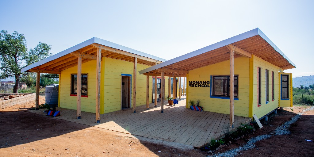 Did you see Pete Russell from @UoNEngineering on @Notts_TV last night? He spoke to @AlBooth about the short film documenting the design, construction and opening of a South African pre-school completely created by UoN students. Watch here ▶️ ow.ly/swrS50PaffP