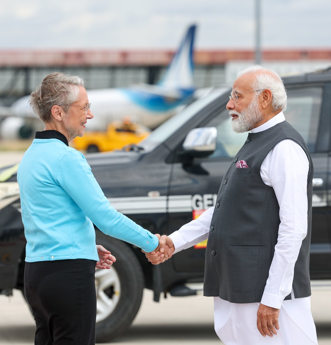 PMOIndia's tweet photo. PM @narendramodi arrived in Paris a short while ago. 

He was warmly received by PM @Elisabeth_Borne at the airport.

The PM was accorded a ceremonial welcome upon his arrival. https://t.co/2eCzp2Pjyw